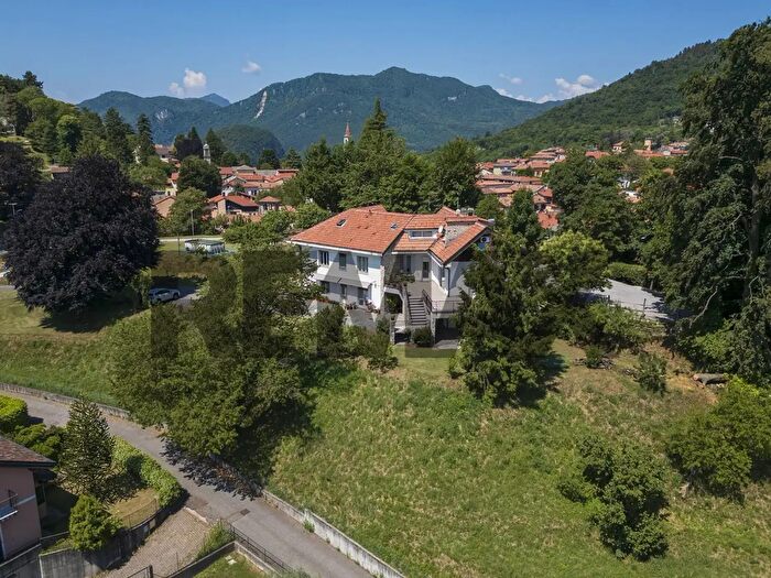 Casa con 7 locali in vendita in Viggiu'