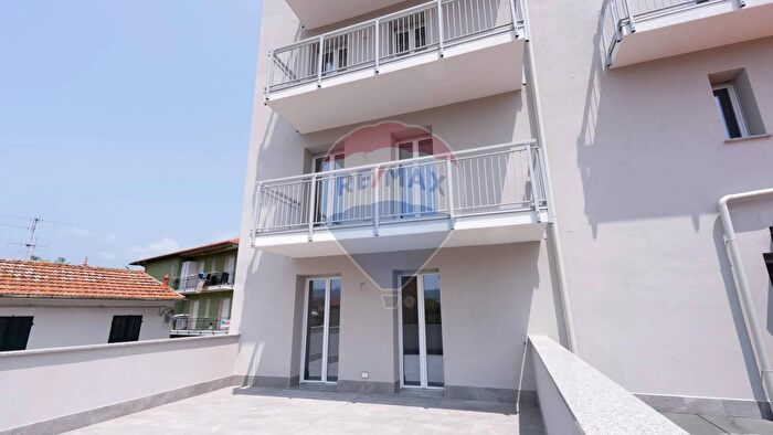 Appartamento trilocale in vendita in Generale Ardoino, Diano Marina