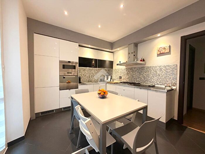 Appartamento trilocale in vendita in Via Coronata, Genova