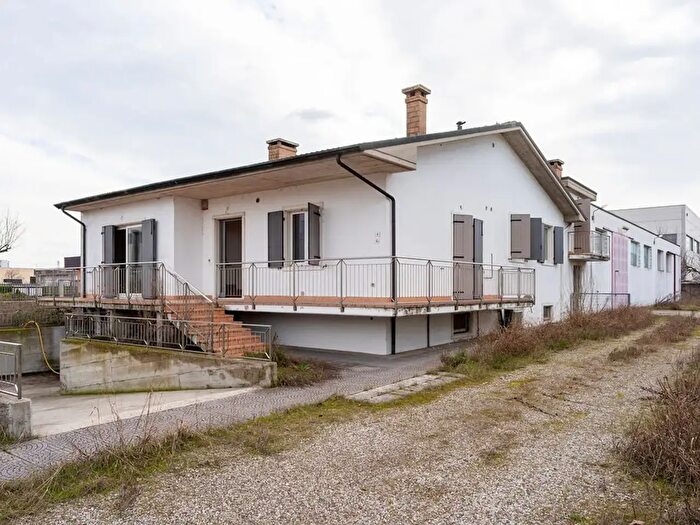 Casa quadrilocale in vendita in Viale Europa, Veronella