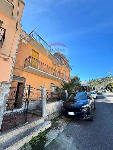 Casa con 10 locali in vendita in Via Rudinì, Melilli