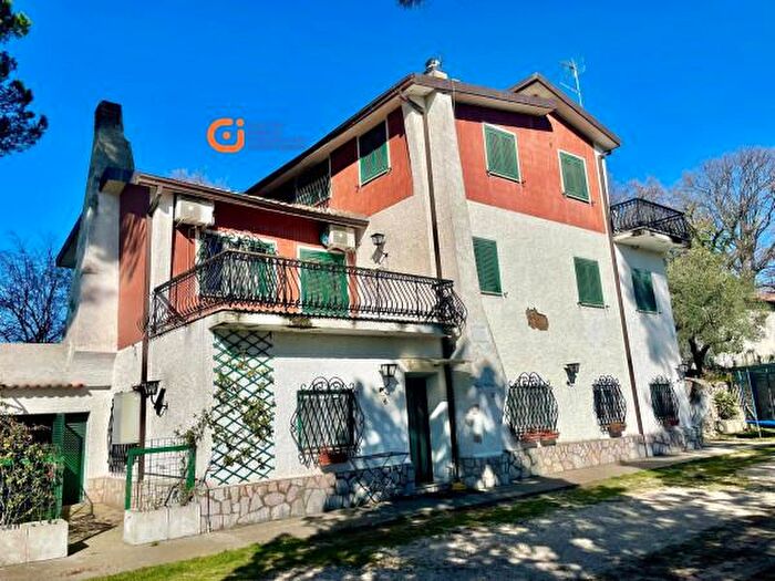 Casa con 6 locali in vendita in Via Marzabotto, Fara In Sabina