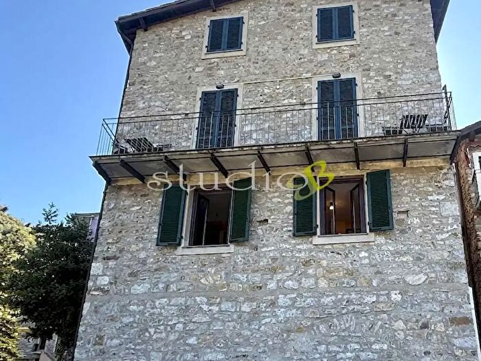 Casa con 6 locali in vendita in Via Angeli Snc, Apricale
