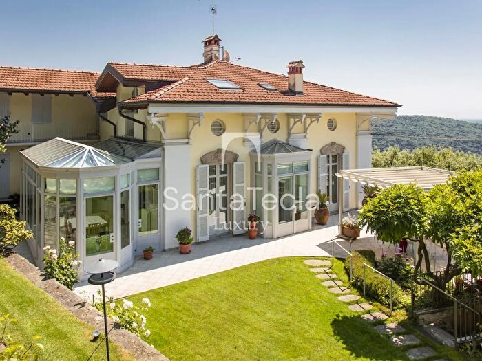 Casa con 10 locali in vendita in Via Vittorio Veneto, Colazza