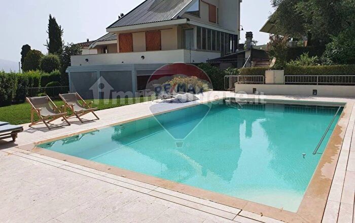 Casa con 9 locali in vendita in Via del Fattoio, Cavriglia