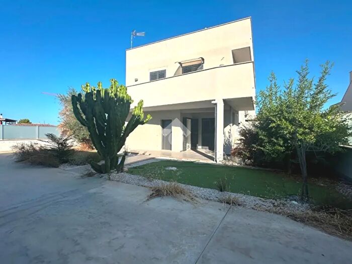 Casa trilocale in vendita in Via Andrea Gusmai, Trani