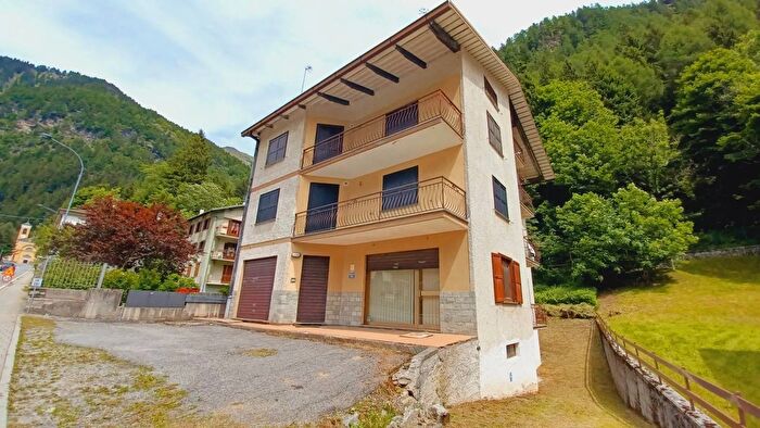 Appartamento con 8 locali in vendita in Campodolcino, Campodolcino