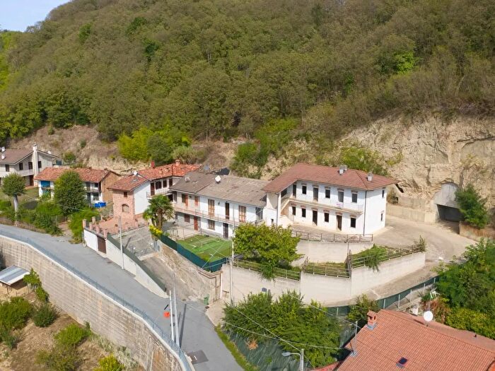 Casa con 6 locali in vendita in Via Valeirole, Corneliano D'Alba