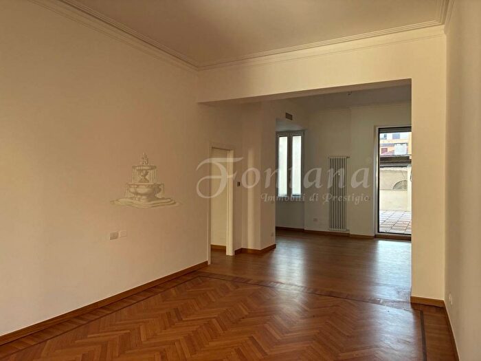 Appartamento con 5 locali in affitto in Piazza Santa Maria Beltrade, Duomo, Milano