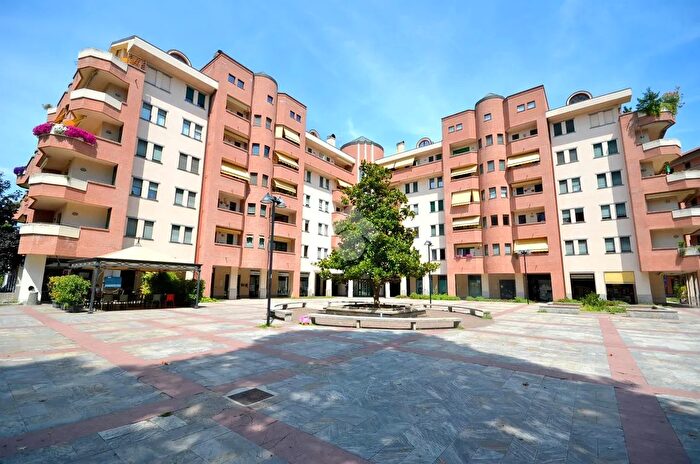 Appartamento trilocale in vendita in Piazza Vittorio Veneto, Caronno Pertusella