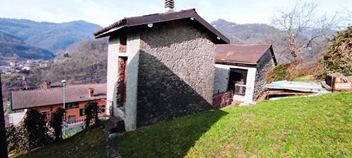 Casa bilocale in vendita in Via Roma, Val Brembilla