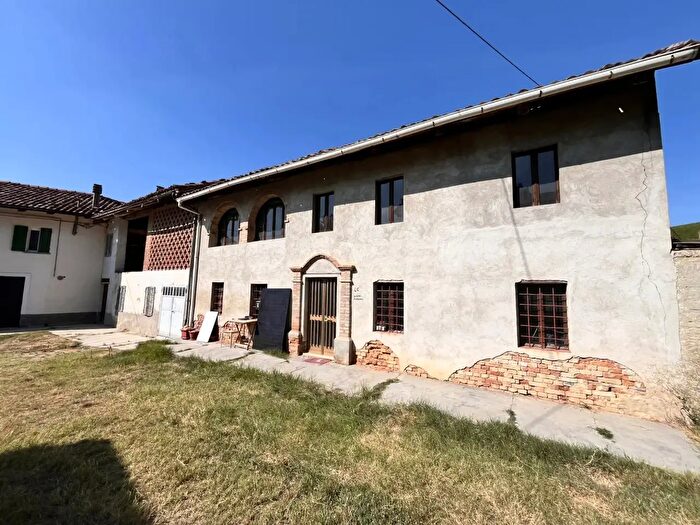 Casa quadrilocale in vendita in Neive
