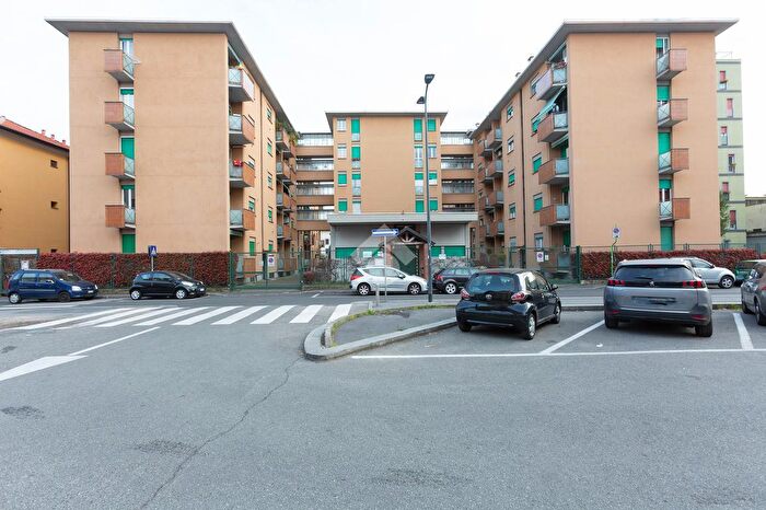 Appartamento trilocale in vendita in Via Palanzone, Milano