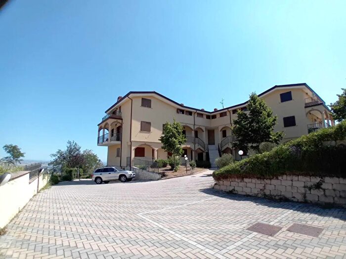 Appartamento quadrilocale in vendita in Via Margherita dAustria, Abbateggio