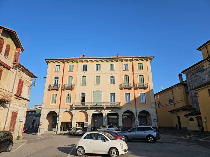 Appartamento trilocale in affitto in Piazza Pietro Cuzzi, Centro, Besana in Brianza