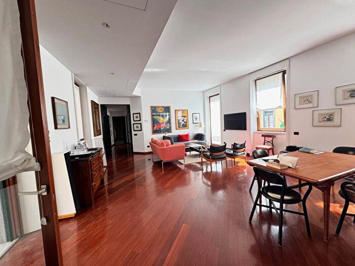 Appartamento con 5 locali in affitto in Via Sant'Orsola, Carrobbio, Milano