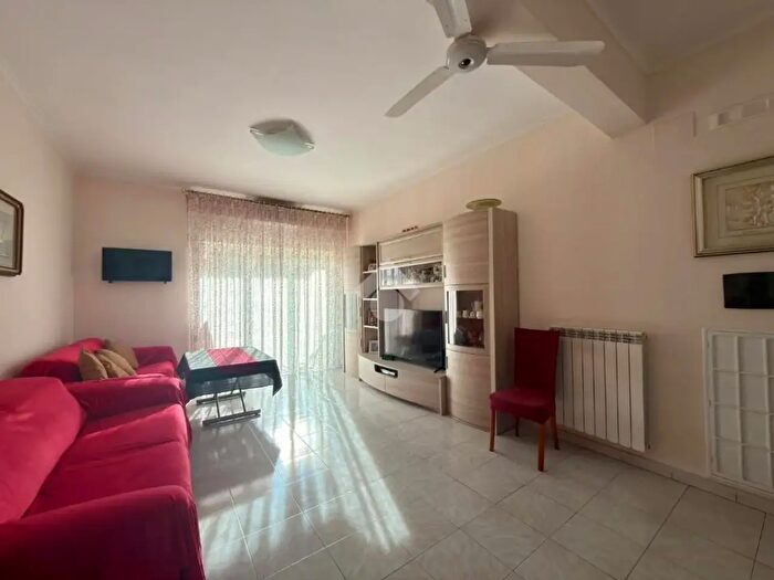 Appartamento trilocale in vendita in Via Gran Sasso, Napoli
