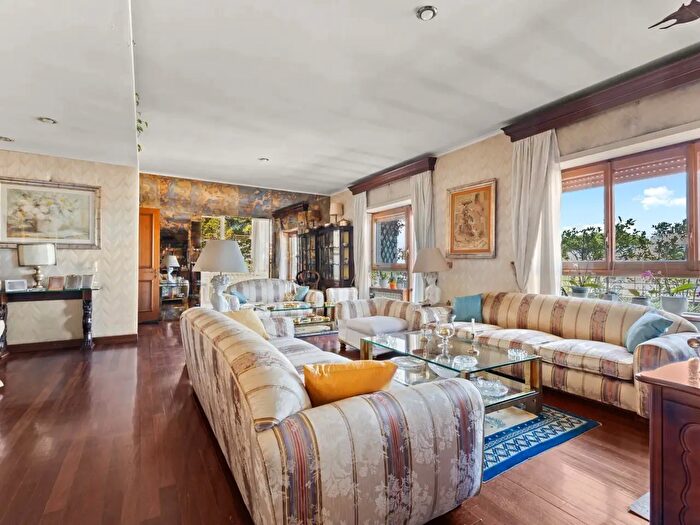 Appartamento con 7 locali in vendita in Viale Cortina dAmpezzo, Roma