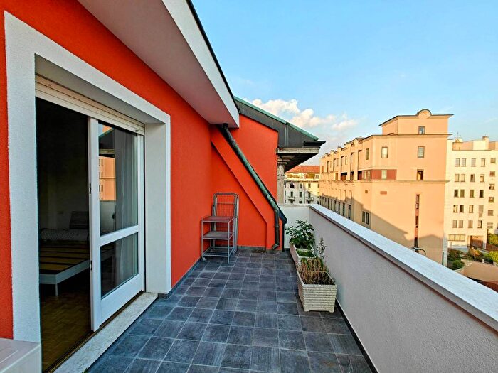 Appartamento quadrilocale in affitto in Via Andrea Maffei, Montenero, Milano