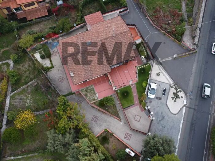 Casa con 5 locali in vendita in Via Etnea, Pedara