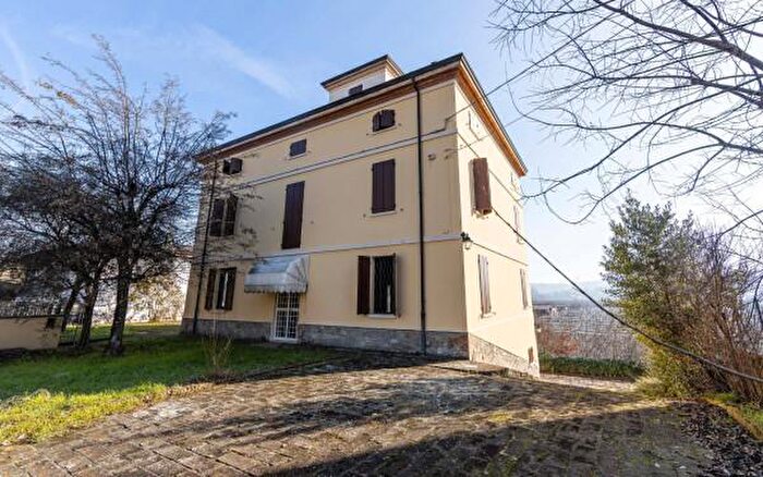 Casa con 6 locali in vendita in Vignola