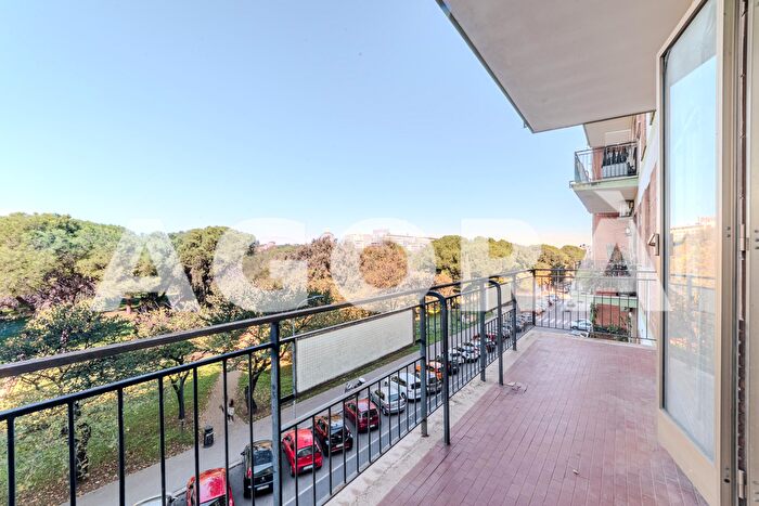 Appartamento trilocale in vendita in Via della Badia di Cava, Roma