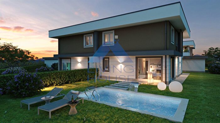 Casa quadrilocale in vendita in Via Messa, Lesmo