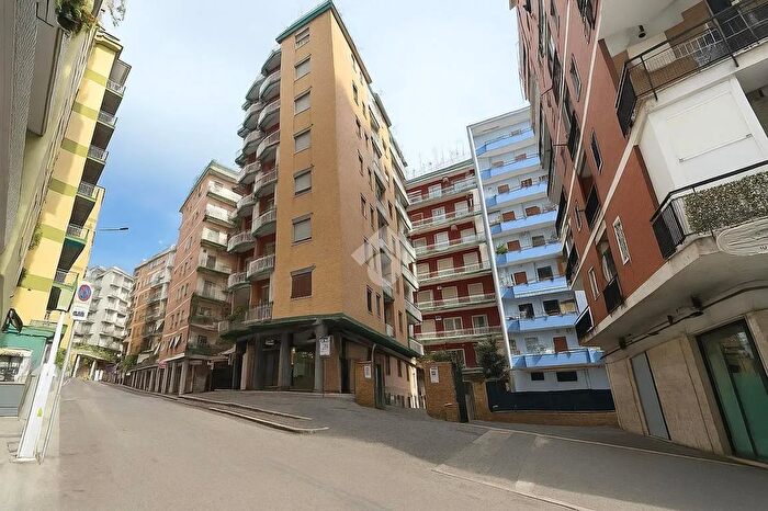 Appartamento trilocale in vendita in Via Giulio Palermo, Napoli