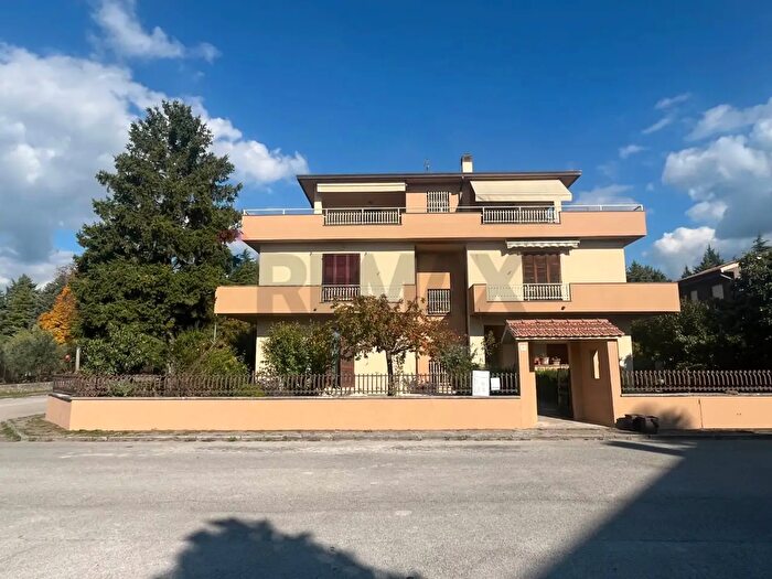 Appartamento con 5 locali in vendita in Foligno