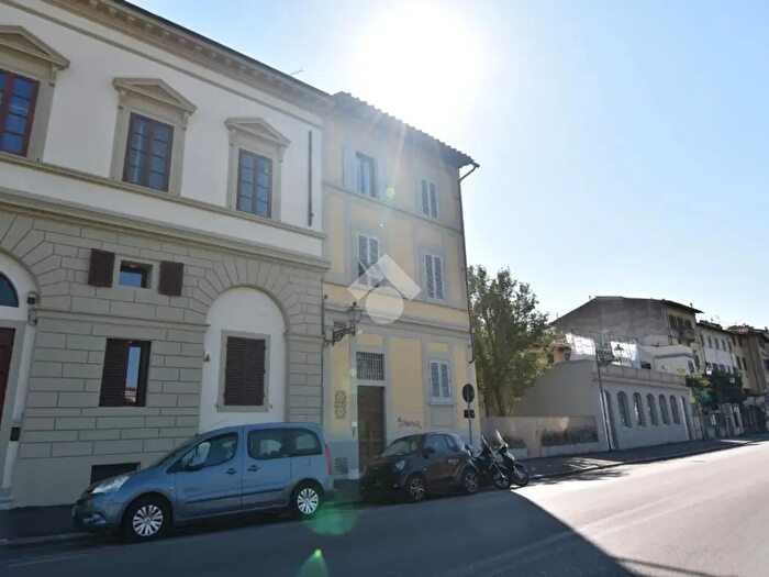 Appartamento trilocale in affitto in Lungarno Benvenuto Cellini, Firenze