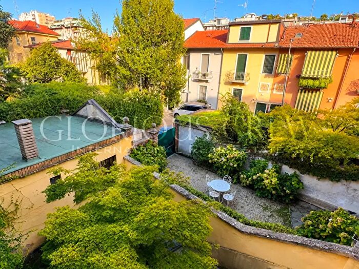 Casa con 10 locali in vendita in Via Eugenio Gignous, Milano