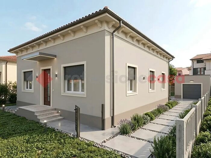 Casa con 5 locali in vendita in Piazza Mazzini, Vecchiano