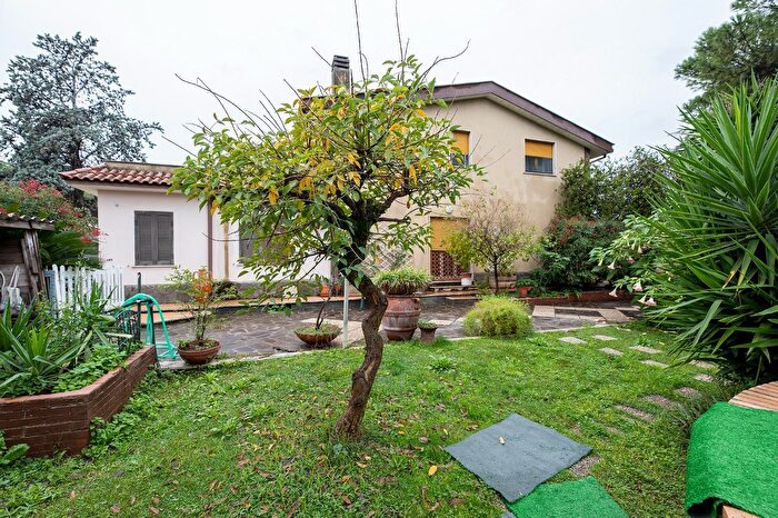 Casa con 11 locali in vendita in Via Demetriade, Roma