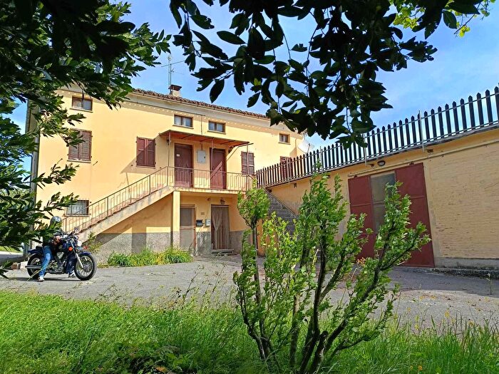 Casa con 12 locali in vendita in San Severino Marche