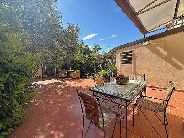 Casa con 8 locali in vendita in Via Fosse Ardeatine, Prato