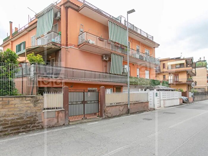 Appartamento bilocale in vendita in Via Trofarello, Roma