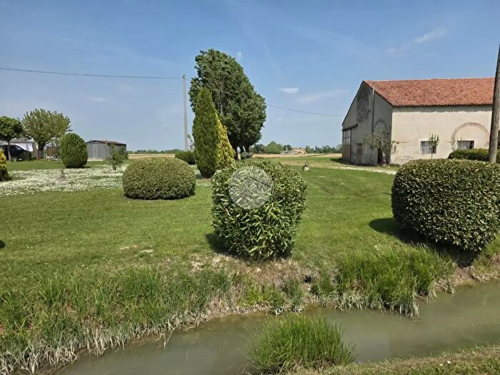 Casa quadrilocale in vendita in Via Pila Vecchia, Castelbelforte