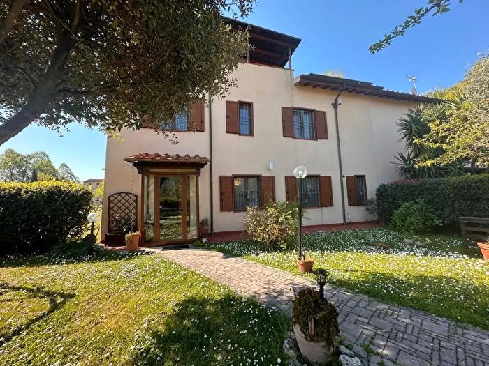 Casa con 7 locali in vendita in Cascina