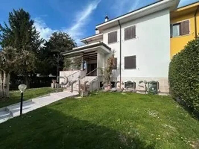 Casa con 8 locali in vendita in Via delle Mimose, Negrar