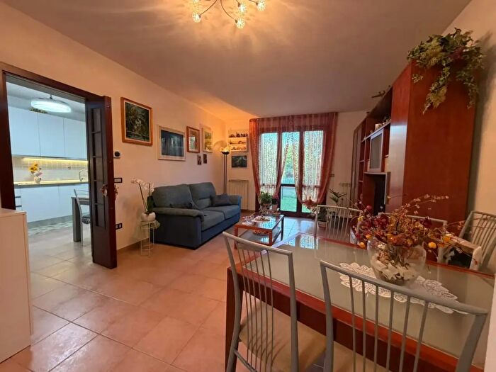 Casa con 7 locali in vendita in Cascina
