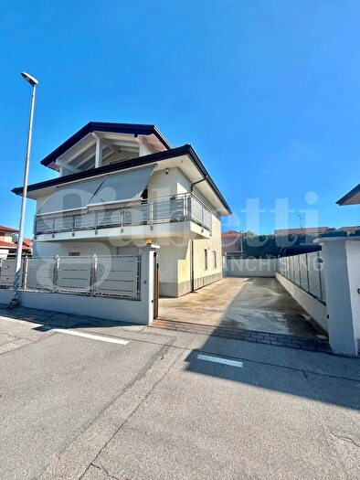 Casa con 6 locali in vendita in Via Cairoli, Senago