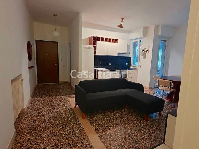 Appartamento trilocale in affitto in Via Palanzone, Niguarda, Milano