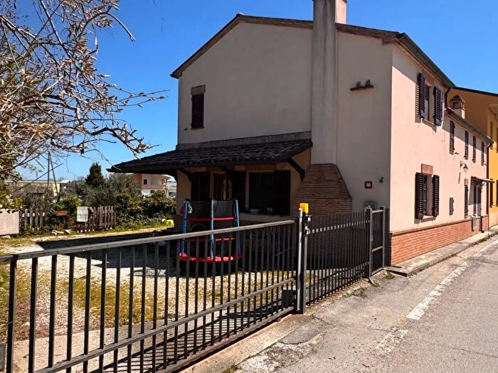 Casa con 9 locali in vendita in Via Dante Mattii, Montegiorgio