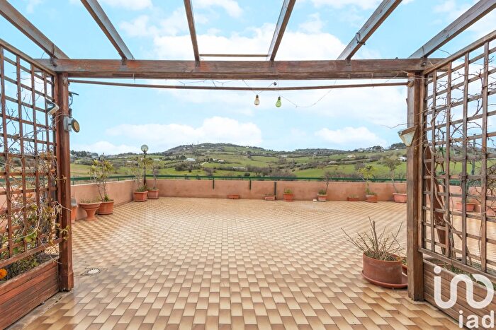 Appartamento con 7 locali in vendita in Via Esino, Ancona