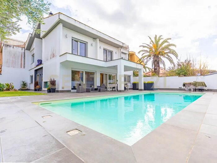 Casa con 9 locali in affitto in Via Bedollo, Roma