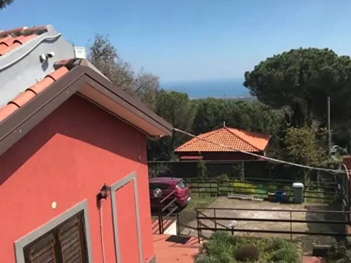 Casa trilocale in vendita in Via Vecchia Sarro, Zafferana Etnea