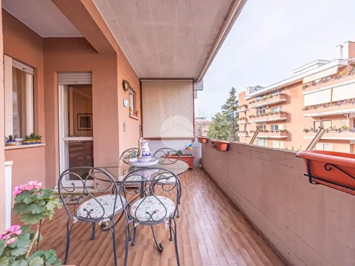 Appartamento trilocale in vendita in Via Vecchiano, Roma