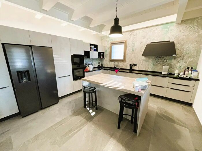 Casa con 6 locali in vendita in Viareggio