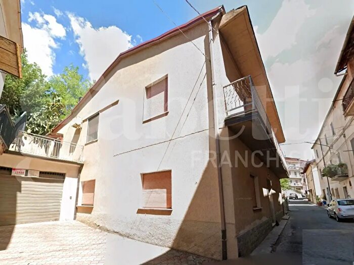 Appartamento con 5 locali in vendita in Via S Leo, Luzzi