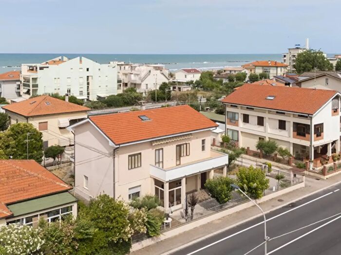 Casa con 12 locali in vendita in Strada Statale Adriatica Nord, Senigallia